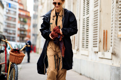sofia sanchez barrenechea, sofia sanchez de betak, raincoat, black coat, black trench coat, kway, black kway, long kway, beige jumpsuit, zipped jumpsuit, military jumpsuit, metalic frame sunglasses, smoked sunglasses, fashion week, frenchystyle, FW, jonathan paciullo, street style, PFW, PARIS, SPRING SUMMER 2021, SS 21, horizontal, atmosphere details, detail