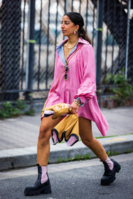 bag, bicolor boots, black boots, boots, bracelet, color, gold bag, gold earrings, gold necklace, leather boots, necklace, pink shirt, Selma Kaci, shirt, fashion week, frenchystyle, FW, jonathan paciullo, street style, PFW, PARIS, SPRING SUMMER 2022, SS 22, vertical, full length