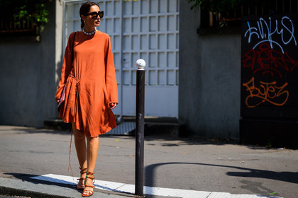 brown sandals, high heels, leather shoes, necklace, orange dress, sunglasses, fashion week, frenchystyle, FW, jonathan paciullo, street style, PFW, PARIS, atmosphere details, horizontal, full length, AUTUMN WINTER 2018-2019, FALL WINTER 2018-2019, FW 18-19, erin adamson, geraldine boublil