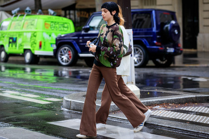 military printed top, military pullover, brown pants, flare pants, hair details, haircut, green pullover, fashion week, frenchystyle, FW, jonathan paciullo, street style, PFW, PARIS, AUTUMN WINTER 2021-2022, FALL WINTER 2021-2022, FW 21-22, atmosphere details, horizontal, full length