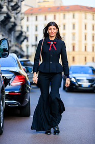 AUTUMN WINTER 2017-2018, AW 17-18, black boots, black jacket, black shoes, blazer, bow, bow collar, FALL WINTER 2017-2018, fashion week, flare pants, frenchystyle, full length, FW, FW 17-18, giovanna battaglia, gucci, jonathan paciullo, leather bag, leather shoes, MFW, MILAN, pleats, street style, tone on tone, total look black, trousers, vertical, white bag