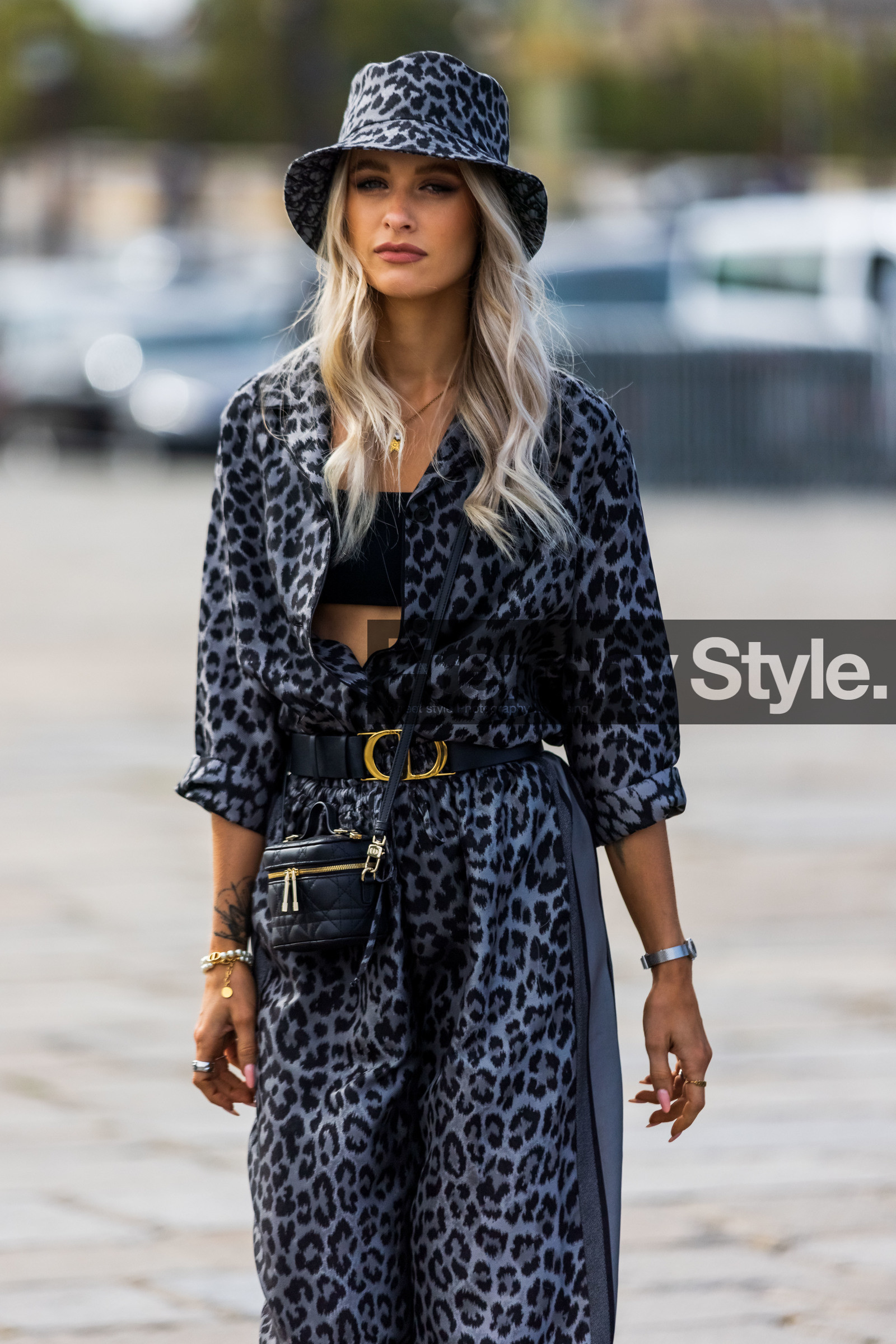 bag, bracelet, colot, gold bag, gold earrings, gold necklace, necklace, pink shirt, Selma Kaci, shirt, fashion week, frenchystyle, FW, jonathan paciullo, street style, PFW, PARIS, SPRING SUMMER 2022, SS 22, vertical, atmosphere details