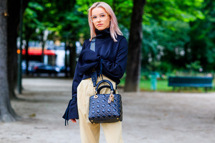 atmosphere details, beige pants, black bag, black top, christian dior, detail, dyed hair, fashion week, frenchystyle, FW, horizontal, jonathan paciullo, julia k, leather bag, MENSWEAR, PARIS, PFW, pink hair, SPRING SUMMER 2018, SS 18, street style, sunglasses, trousers