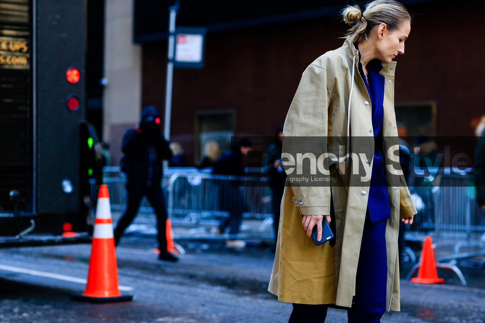 atmosphere details, AUTUMN WINTER 2017-2018, AW 17-18, beige coat, blazer, blue suit, detail, FALL WINTER 2017-2018, fashion week, frenchystyle, FW, FW 17-18, horizontal, jonathan paciullo, leelee sobieski, navy jacket, navy pants, navy suit, NEW YORK, NYFW, street style, trench coat, trousers