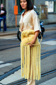 nude shirt, nude pants, silk pants, silk shirt, satin pants, satin shirt, short sleeves shirt, pyjama shirt, pyjama pants, pyjama look, yellow bag, fur bag, fringe bag, Tiffany Hsu, street style, jonathan paciullo, FW, frenchystyle, fashion week, MFW, MILAN, SPRING SUMMER 2021, SS 21, vertical, detail