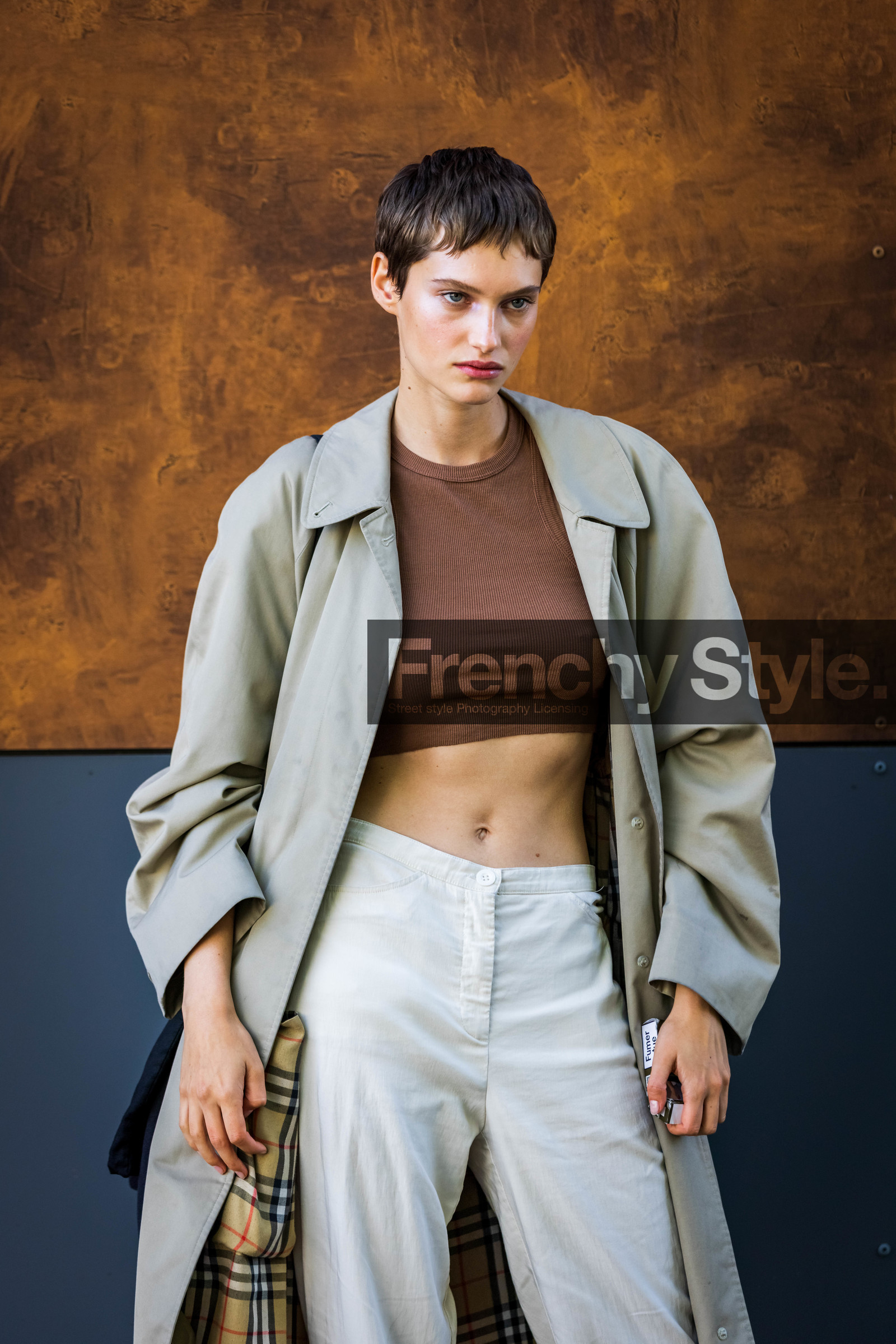 beige pants, beige trenchcoat, brown crop top, burberry trench, crop top, flare pants, pants, trenchcoat, street style, jonathan paciullo, FW, frenchystyle, fashion week, PFW, PARIS, SPRING SUMMER 2022, SS 22, vertical, atmosphere details, model