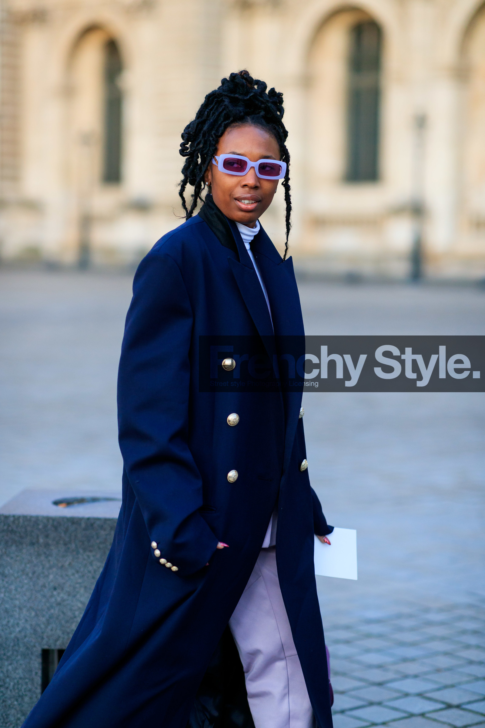 navy blue coat, lilac sunglasses, lilac pants, square shape glasses, fashion week, frenchystyle, FW, jonathan paciullo, street style, PFW, PARIS, vertical, atmosphere details, detail