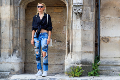 atmosphere details, black shirt, blue denim, denim pants, fashion week, frenchystyle, full length, FW, horizontal, jeans, jonathan paciullo, leather bag, leather shoes, MENSWEAR, model, PARIS, patchwork, PFW, ripped pants, SPRING SUMMER 2018, SS 18, street style, sunglasses, trousers, white bag, white sneakers