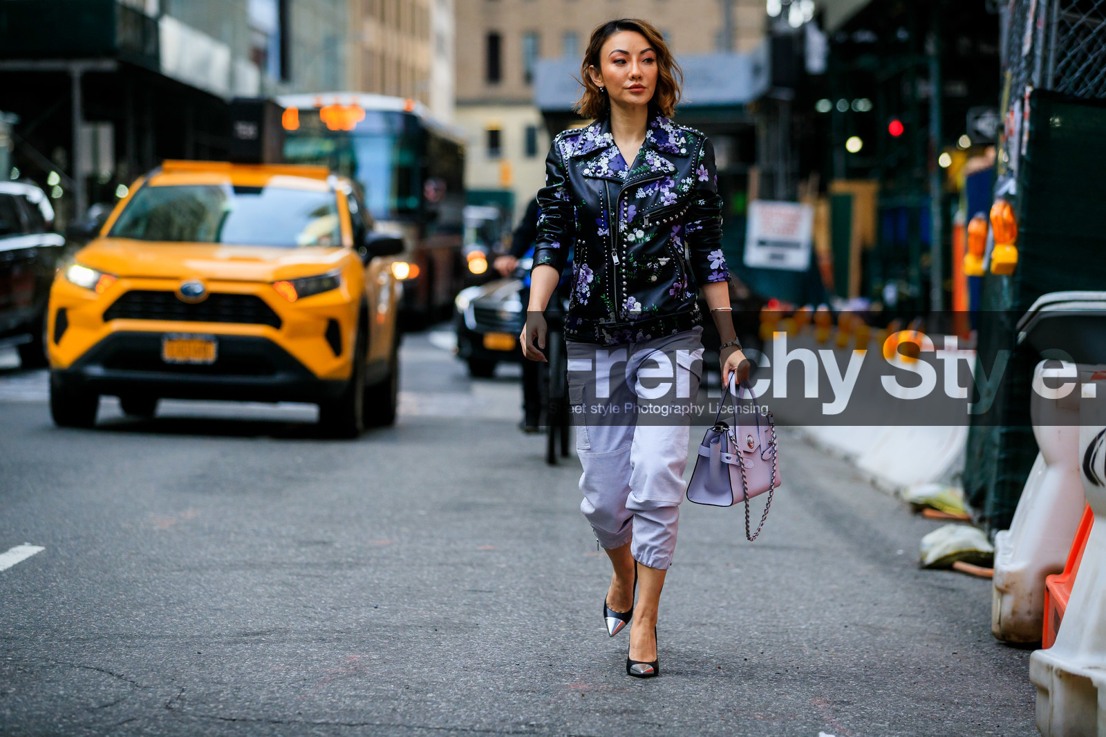 black leather perfecto, embroidered jacket, floral embroidered jacket, lilac pants, lilac bag, lilac leather bag, michael kors bag, silvered chain strap bag, hand bag, zipped jacket, multi pocket pants, cropped pants, silvered bracelet, silvered watch, silvered shoes, black leather shoes, bicolor shoes, studs jacket, purple pants, purple leather bag, purple jacket, lilac jacket, fashion week, frenchystyle, FW, jonathan paciullo, street style, NYFW, NEW YORK, AUTUMN WINTER 2020-2021, FALL WINTER 2020-2021, FW 20-21, horizontal, atmosphere details, full length