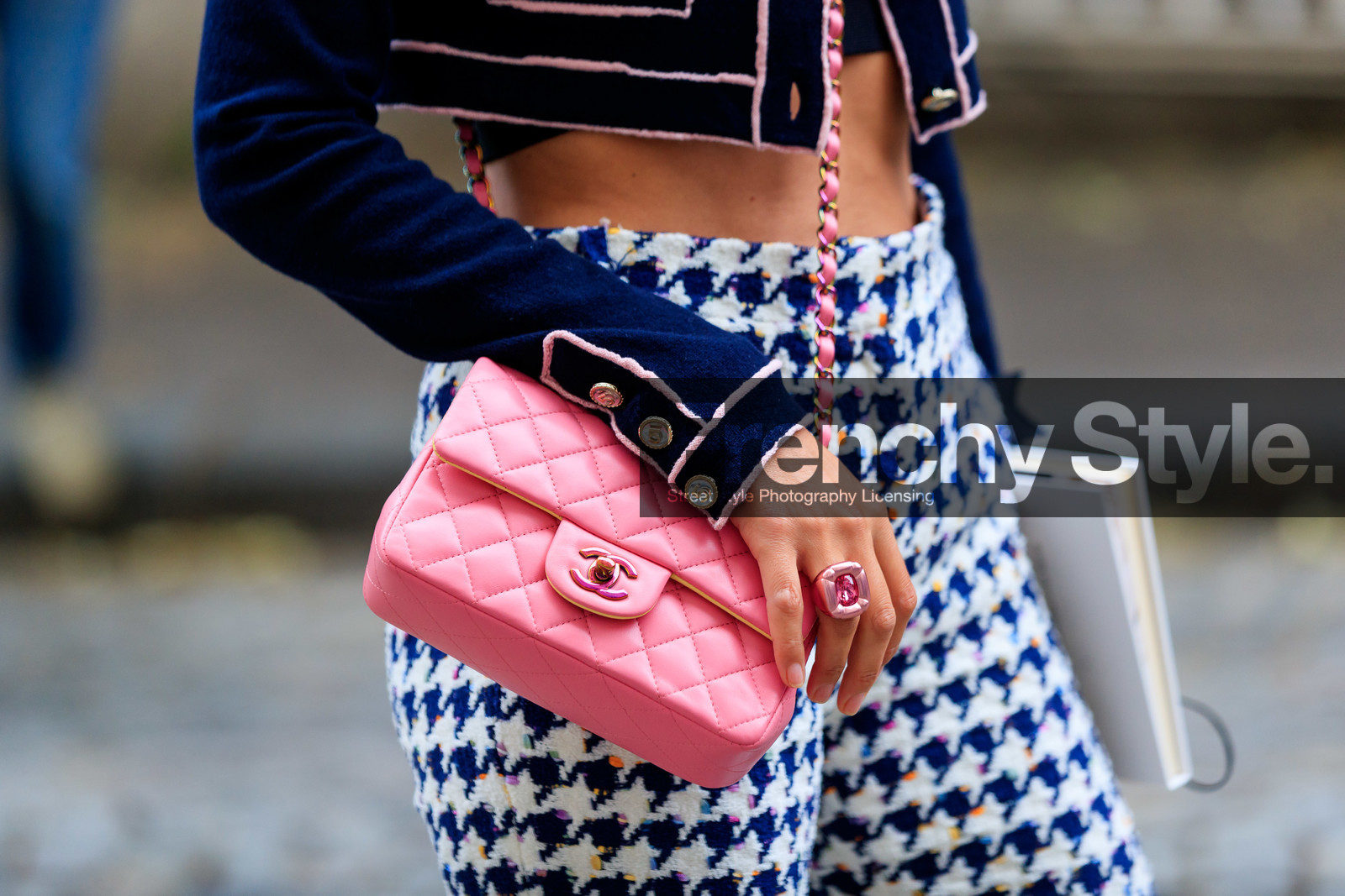 pink leather bag, crossbody bag, quilted bag, close up detail, bag detail, chanel bag, strassed ring, pink ring, big ring, giovanna battaglia, fashion week, frenchystyle, FW, jonathan paciullo, street style, PFW, PARIS, AUTUMN WINTER 2021-2022, FALL WINTER 2021-2022, FW 21-22, atmosphere details, horizontal, detail