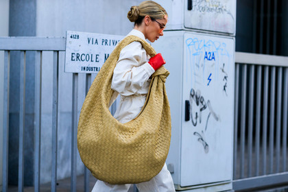 bottega veneta bag, oversize bag, big bag, shoulder bag, plaited bag, plaited leather bag, light yellow leather bag, round shape bag, hair clip, hair details, prada hair clip, heart shape hair clip, red leather gloves, white jumpsuit, gucci jumpsuit, long sleeves jumpsuit, close up detail, bag detail, aviator sunglasses, orange sunglasses, metalic frame sunglasses, gucci sunglasses, fashion week, frenchystyle, FW, jonathan paciullo, street style, MFW, MILAN, AUTUMN WINTER 2020-2021, FALL WINTER 2020-2021, FW 20-21, horizontal, atmosphere details, detail