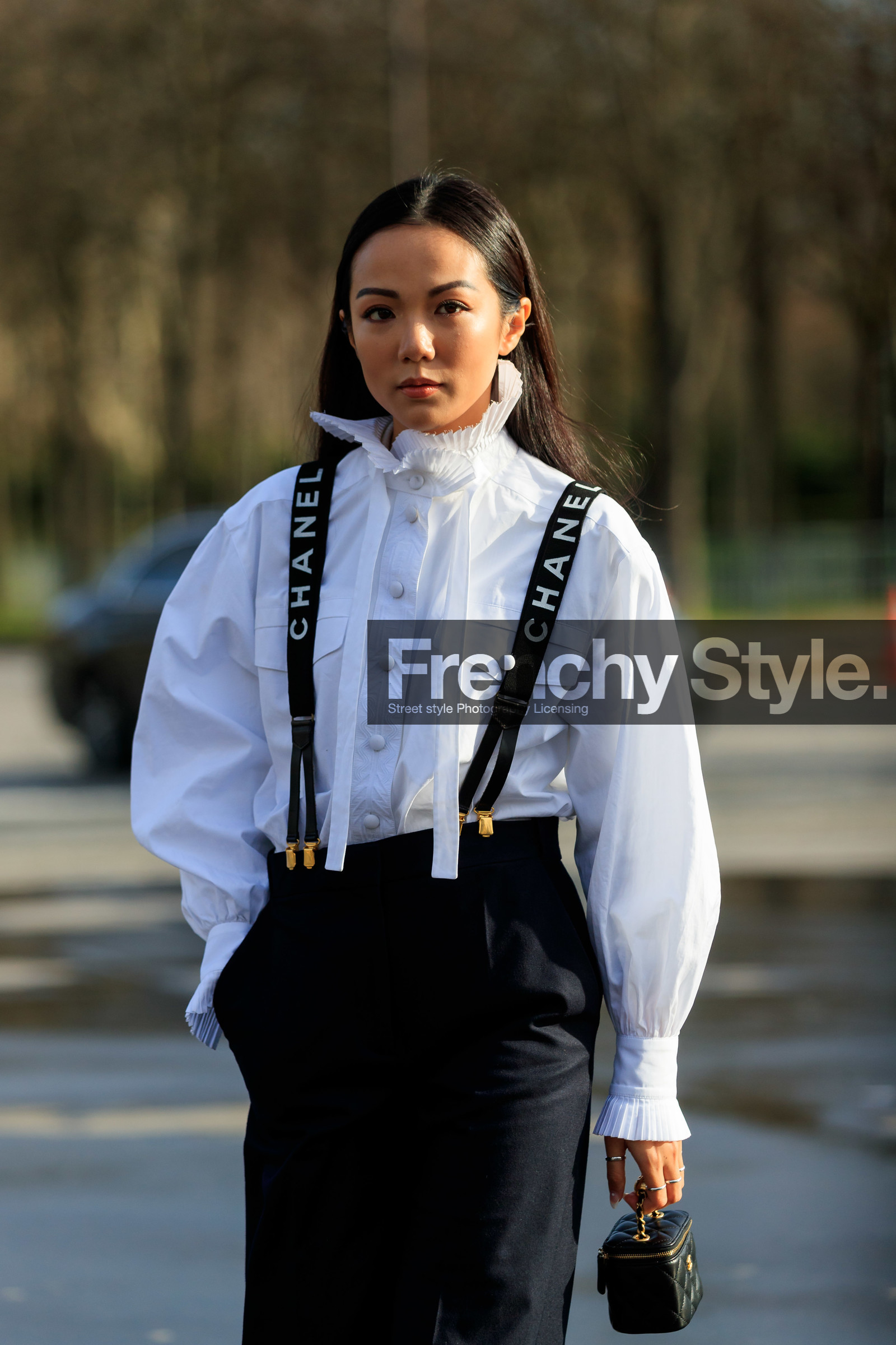 yoyo cao, white shirt, ruffle shirt, high collar shirt, suspenders, chanel suspenders, logo printed suspenders, black suspenders, black pants, black leather bag, lavalliere collar, chanel bag, fashion week, frenchystyle, FW, jonathan paciullo, street style, PFW, PARIS, vertical, atmosphere details, detail