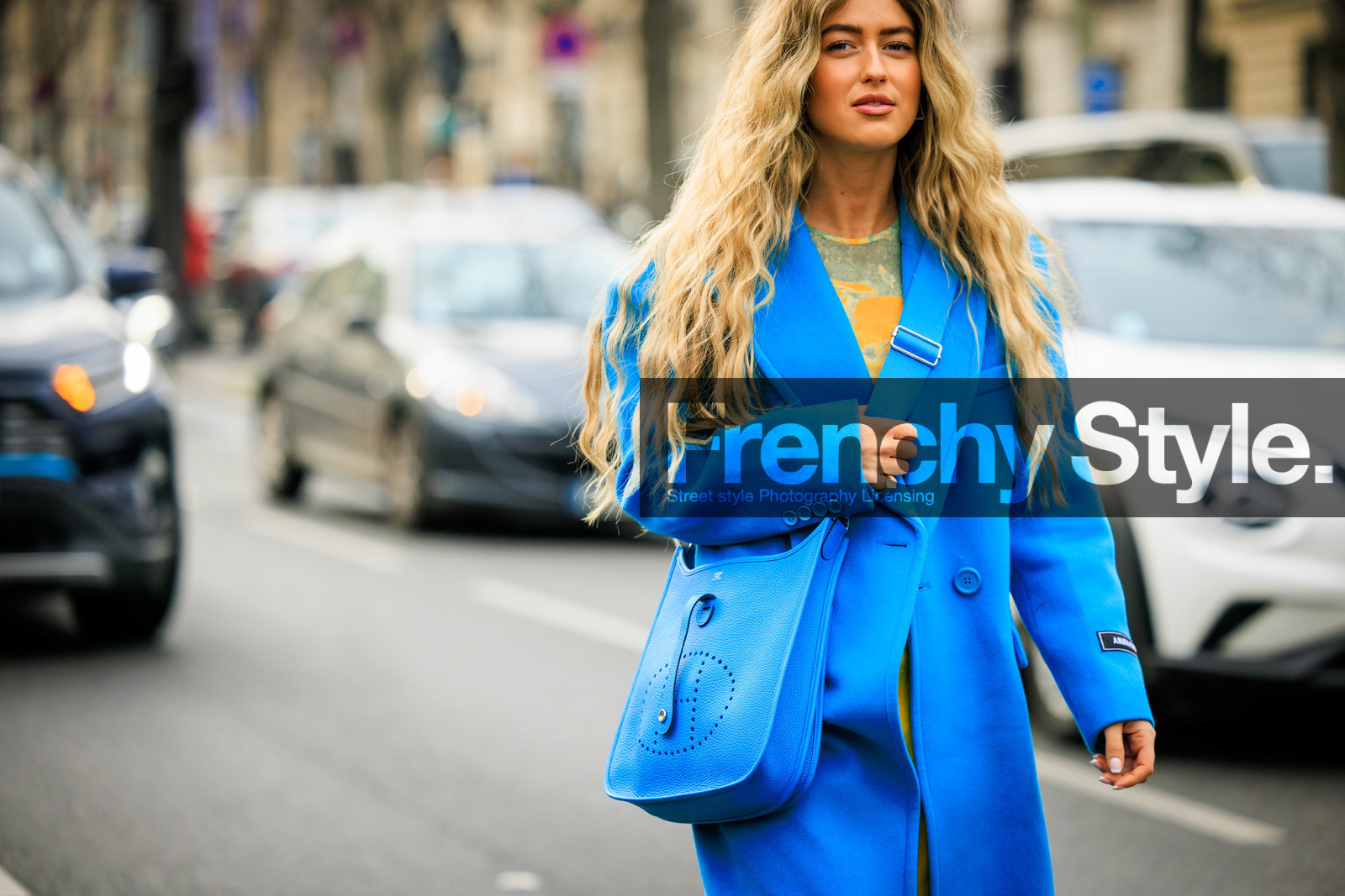 printed top, yellow top, blue coat, hermes bag, leather bag, curly hair, blond, longhair, close up, emili sindlev, street style, jonathan paciullo, FW, frenchystyle, fashion week, AUTUMN WINTER 2022-2023, FALL WINTER 2022_2023, FW 22-23, PFW, PARIS, horizontal, atmosphere details, detail, crossbody bag