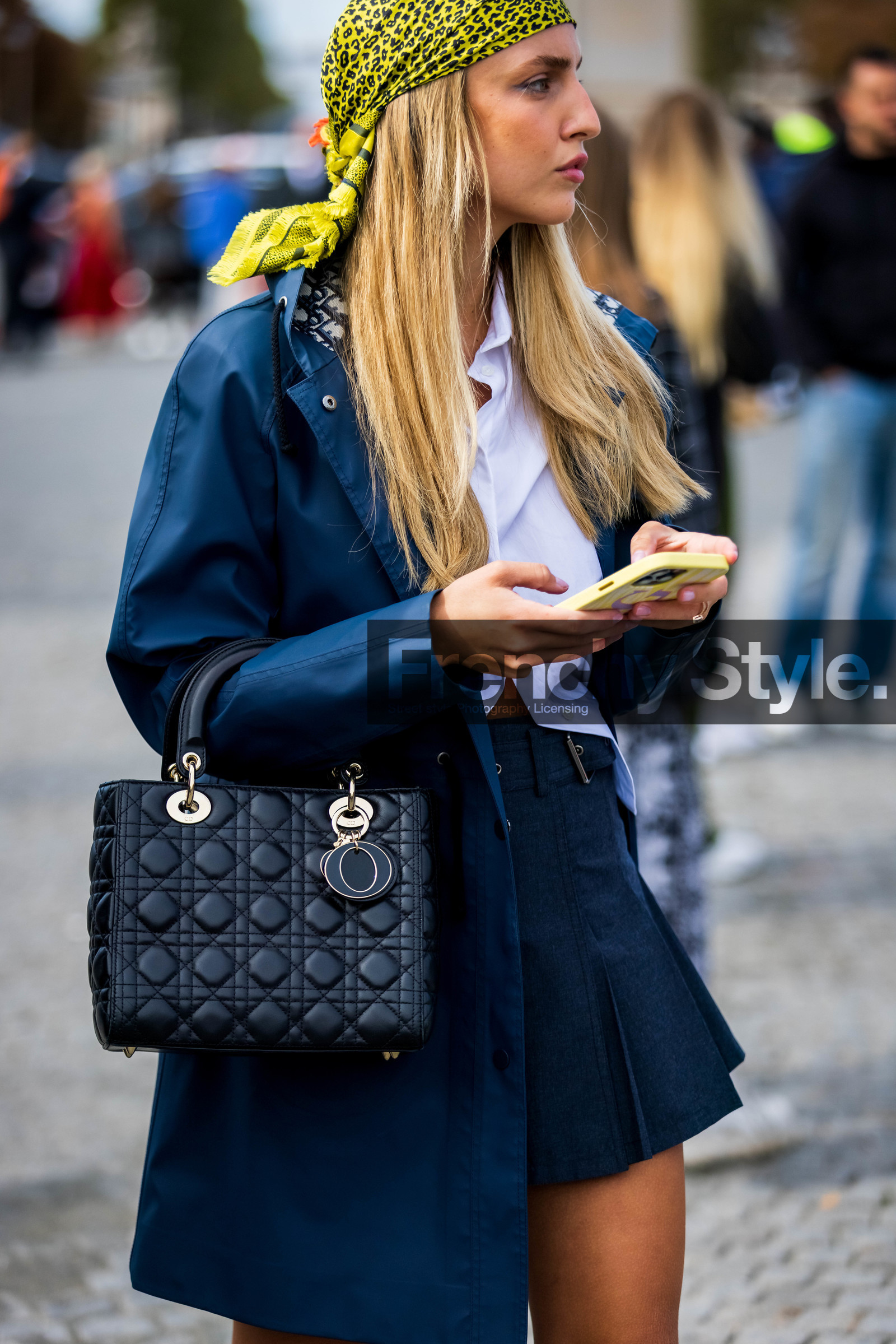 animal print, bag, Carla Ginola, dior bag, leather bag, leopard print, leopard scarf, mini short, navy raincoat, navy skirt, pleated skirt, printed scarf, quilted bag, raincoat, scarf, scarf hairstyle, shirt, skirt, white shirt, yellow scarf, street style, jonathan paciullo, FW, frenchystyle, fashion week, PFW, PARIS, SPRING SUMMER 2022, SS 22, vertical, atmosphere details