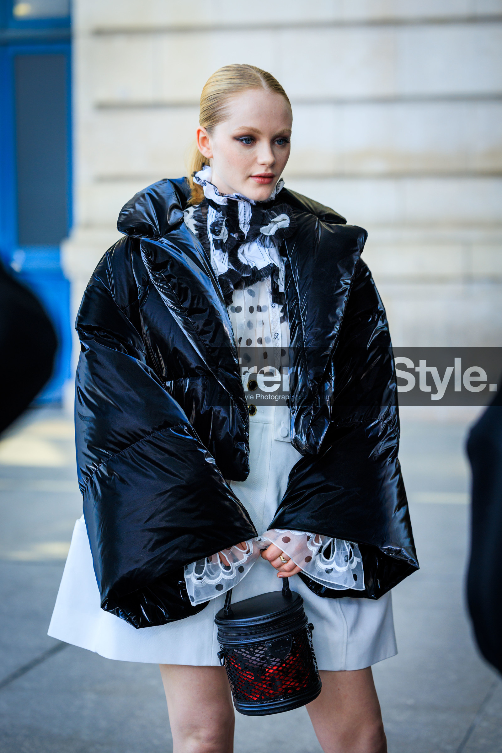 puffed jacket, black jacket, winter jacket, louis vuitton, white dress, mini dress, ruffles, polka dots dress, black handbag, bucket bag, louis vuitton bag, smoky eyes, street style, jonathan paciullo, FW, frenchystyle, fashion week, AUTUMN WINTER 2022-2023, FALL WINTER 2022_2023, FW 22-23, PFW, PARIS, vertical, detail