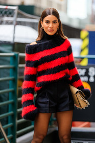 camila coelho, black pullover, black top, black tights, black shorts, turtleneck top, half shoulder pullover, red pullover, striped pullover, mini shorts, beige leather bag, michael kors bag, hair clip, hoop earrings, sleeveless top, fashion week, frenchystyle, FW, jonathan paciullo, street style, NYFW, NEW YORK, AUTUMN WINTER 2020-2021, FALL WINTER 2020-2021, FW 20-21, vertical, atmosphere details, detail