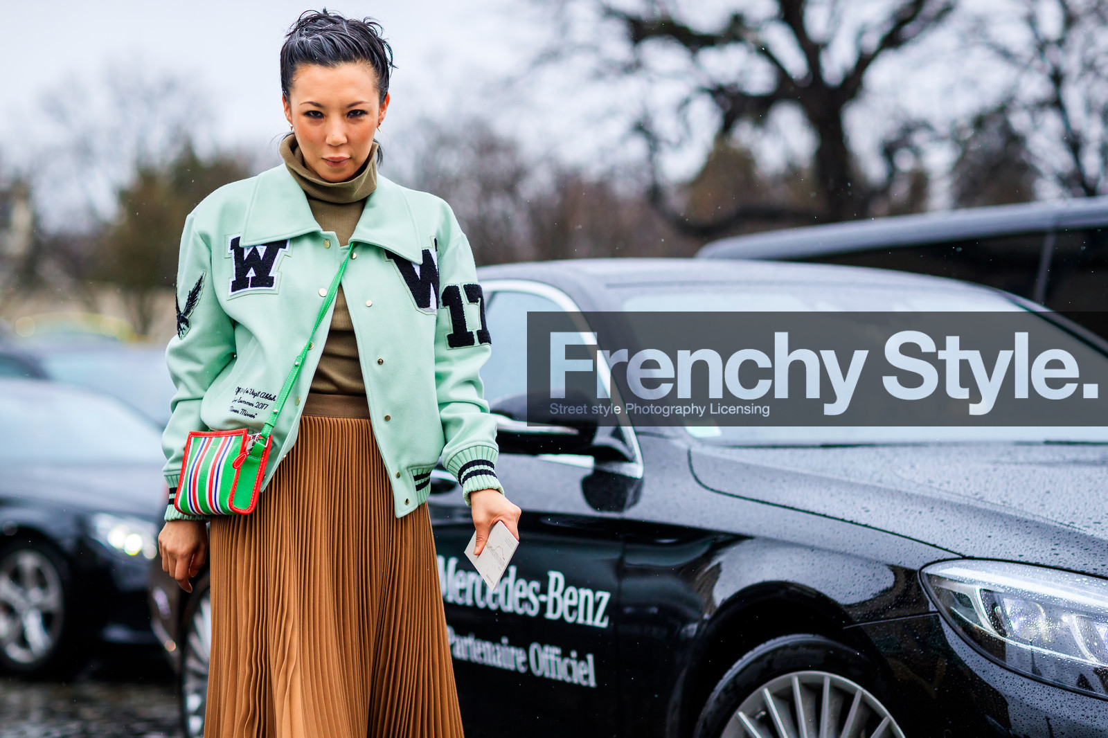 atmosphere details, AUTUMN WINTER 2017-2018, AW 17-18, balenciaga, beige skirt, detail, FALL WINTER 2017-2018, fashion week, frenchystyle, FW, FW 17-18, graphic bag, green bag, green jacket, horizontal, jonathan paciullo, leather bag, PARIS, PFW, pleated skirt, printed bag, printed jacket, street style, striped bag, teddy jacket