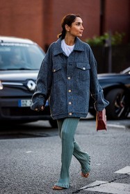 acne studios looks, bag, blue pants, flare pants, Geraldine Boublil, grey jacket, jacket, oversize jacket, pants, red bag, ribbed pants, white t-shirt, street style, jonathan paciullo, FW, frenchystyle, fashion week, PFW, PARIS, SPRING SUMMER 2022, SS 22, vertical, full length