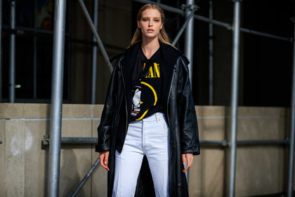 model, black leather jacket, black sweatshirt, long jacket, white jeans, letter printed sweatshirt, black hoodie, fashion week, frenchystyle, FW, jonathan paciullo, street style, NYFW, NEW YORK, AUTUMN WINTER 2020-2021, FALL WINTER 2020-2021, FW 20-21, horizontal, atmosphere details, detail
