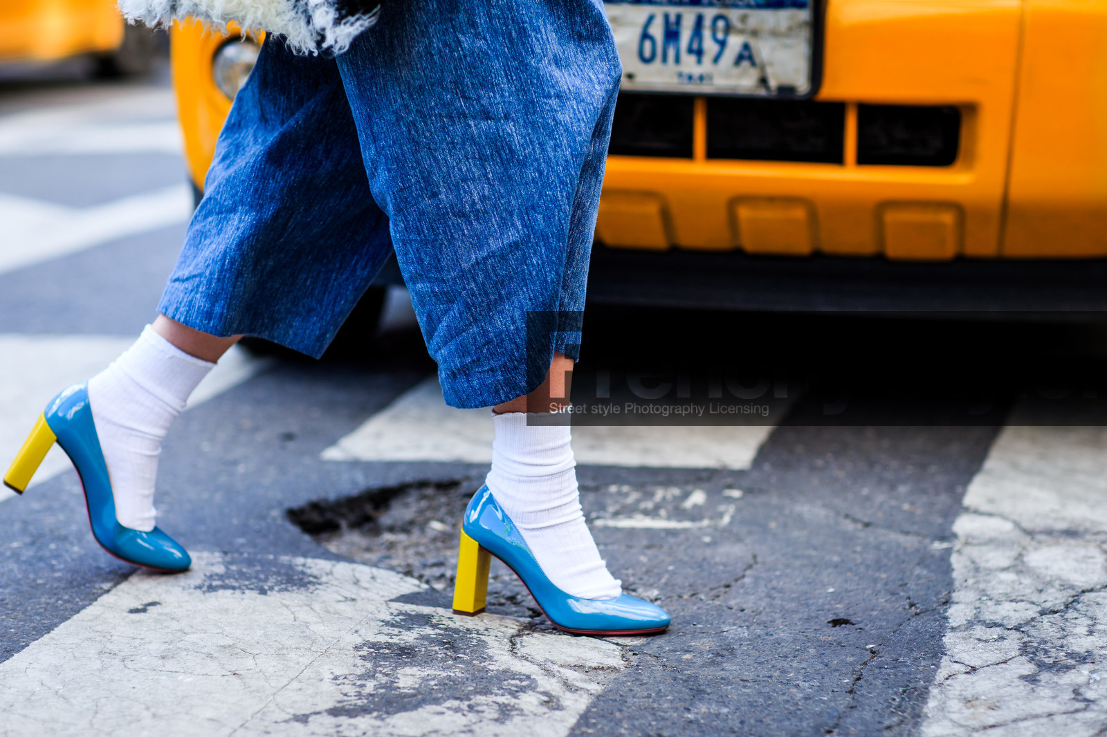 atmosphere details, AUTUMN WINTER 2016-2017, AW 16-17, blue denim, blue denim pants, blue heels, blue pants, detail, FALL WINTER 2016-2017, fashion week, frenchystyle, FW, FW 16-17, high heels, horizontal, jeans, jonathan paciullo, leather shoes, louis vuitton, NEW YORK, NYFW, street style, white socks, wide pants, woman