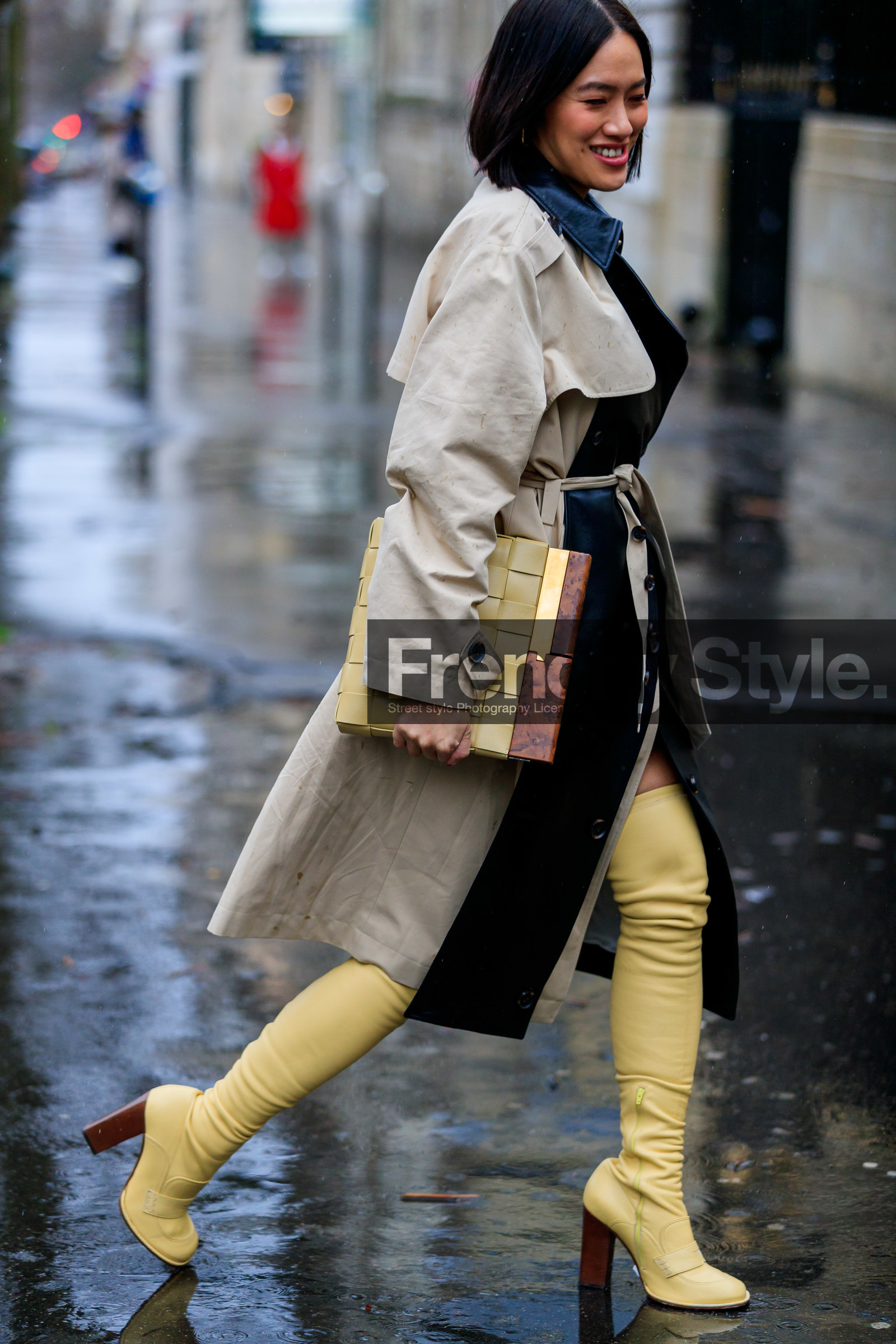 Tiffany Hsu, light yellow leather boots, high boots, high heels boots, tight boots, light yellow leather bag, light yellow leather clutch, wood strap bag, plaited bag, plaited clutch, loewe shoes, beige trench coat, black leather trench coat, belted trench coat, bicolor trench coat, bottega veneta bag, fashion week, frenchystyle, FW, jonathan paciullo, street style, PFW, PARIS, AUTUMN WINTER 2020-2021, FALL WINTER 2020-2021, FW 20-21, vertical, atmosphere details, detail