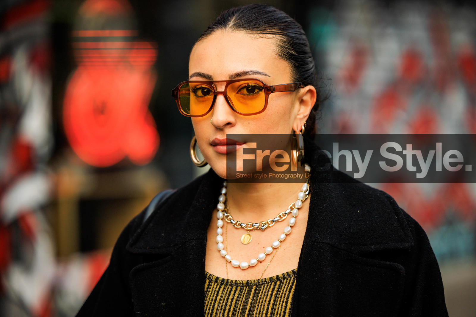 orange sunglasses, 80S sunglasses, pearl necklace, big golden loops, choker, black coat, black trench, details, street style, jonathan paciullo, FW, frenchystyle, fashion week, AUTUMN WINTER 2022-2023, FALL WINTER 2022_2023, FW 22-23, PFW, PARIS, horizontal, atmosphere details, detail