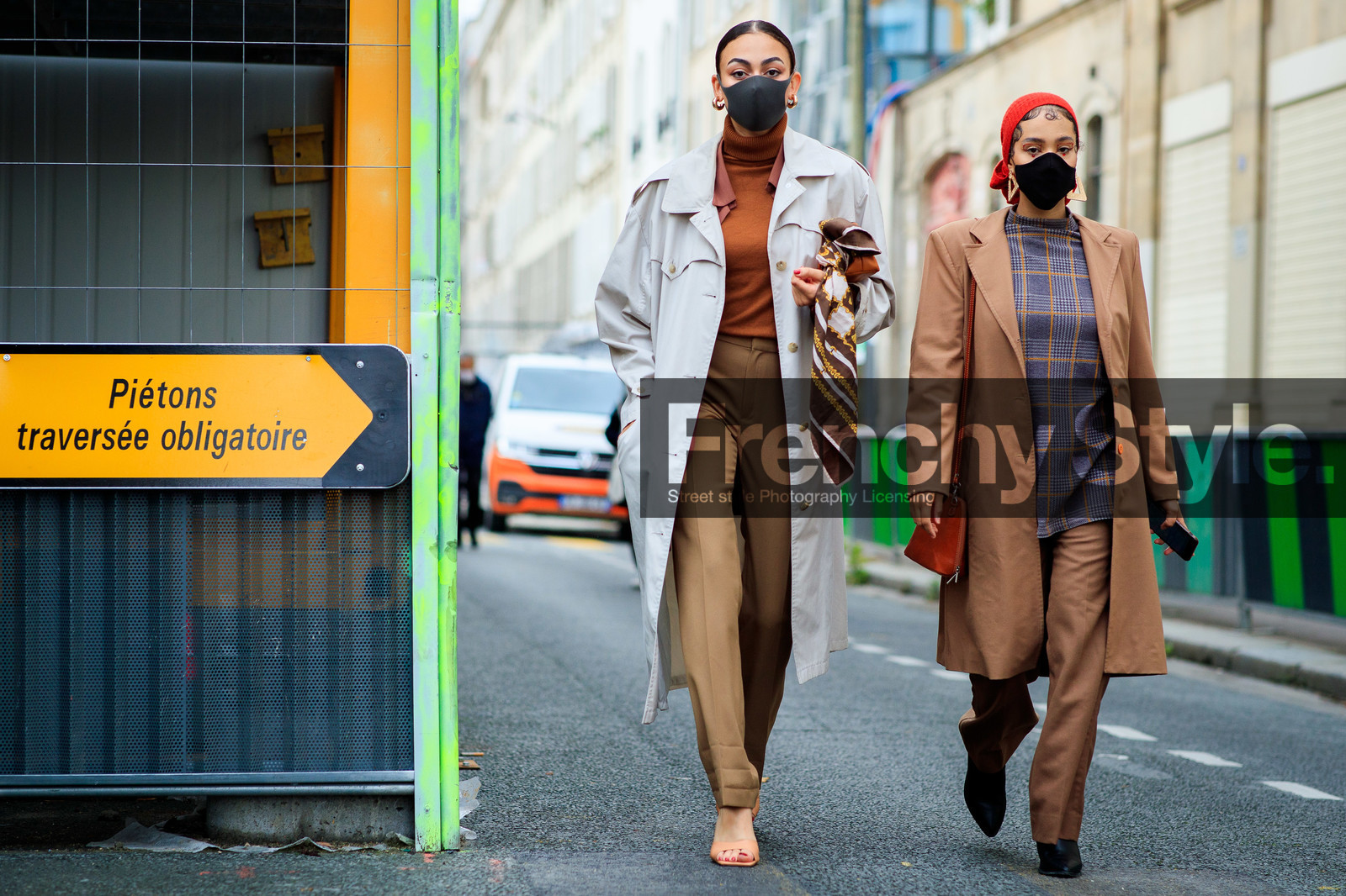 white trench coat, camel pullover, turtleneck pullover, silk shirt, beige leather sandals, brown scarf, chain printed scarf, golden earrings, hoop earrings, hair scarf, red scarf, knit scarf, dangling earrings, camel trenchcoat, camel pants, grey top, checked top, red eyeliner, red eyeshadow, strassed make up, covid face mask, fashion week, frenchystyle, FW, jonathan paciullo, street style, PFW, PARIS, SPRING SUMMER 2021, SS 21, horizontal, atmosphere details, full length