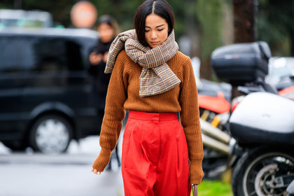 atmosphere details, AUTUMN WINTER 2017-2018, AW 17-18, brown scarf, camel sweater, detail, FALL WINTER 2017-2018, fashion week, frenchystyle, FW, FW 17-18, horizontal, jonathan paciullo, PARIS, PFW, plaid, printed scarf, red pants, street style, tartan, trousers, yoyo cao