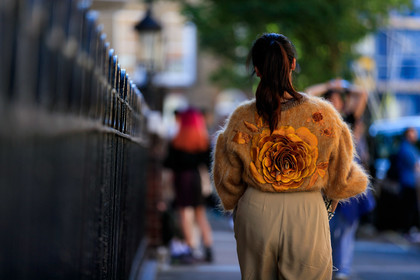 back details, embroidered pull, mohair pull, orange pull, lurex pull, lurex details, flower embroidered pull, fashion week, frenchystyle, FW, jonathan paciullo, street style, atmosphere details, horizontal, detail