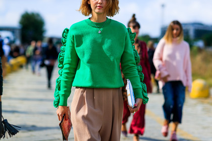 atmosphere details, beige pants, detail, fashion week, frenchystyle, FW, green sweater, horizontal, jonathan paciullo, leather bag, MFW, MILAN, SPRING SUMMER 2017, SS 17, street style, trousers