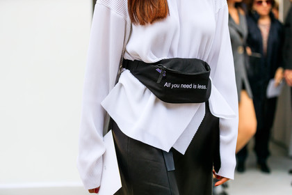 atmosphere details, black bag, detail, fanny pack, fashion week, frenchystyle, FW, horizontal, jonathan paciullo, message, PARIS, PFW, pleats, printed bag, SPRING SUMMER 2018, SS 18, street style, white top