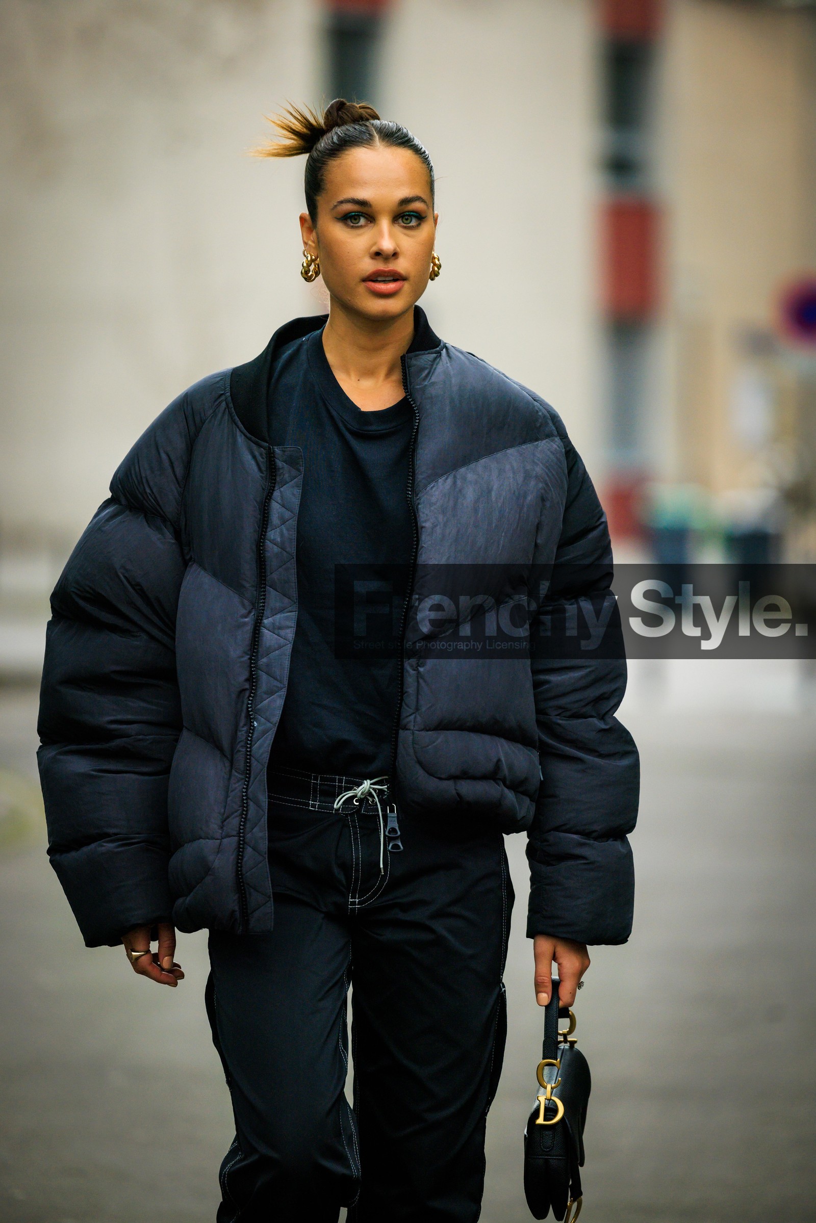head bow, golden loops, puffed jacker, winter jacker, black jacket, black tshirt, dark denim pants, blak jeans, mini saddle bag, dior bag, black handbag, sarah lysander, street style, jonathan paciullo, FW, frenchystyle, fashion week, AUTUMN WINTER 2022-2023, FALL WINTER 2022_2023, FW 22-23, PFW, PARIS, vertical, detail