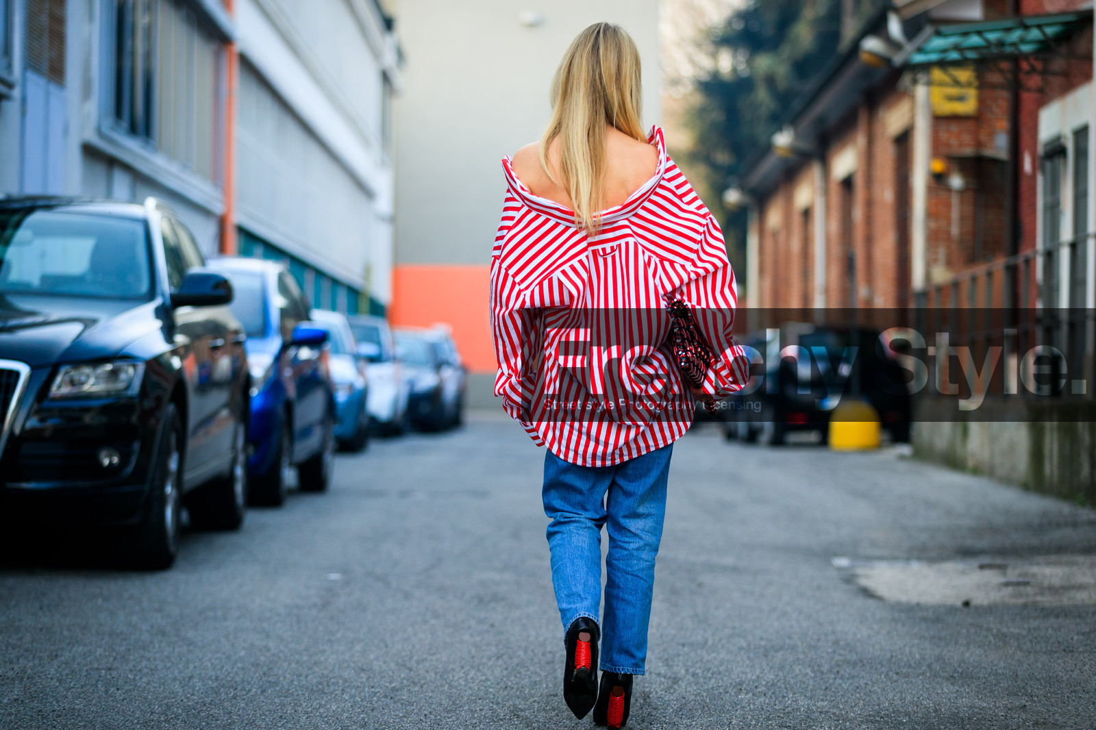 atmosphere details, AUTUMN WINTER 2017-2018, AW 17-18, black shoes, blue denim, checked bag, denim pants, FALL WINTER 2017-2018, fashion week, frenchystyle, full length, FW, FW 17-18, geometric, graphic bag, graphic shirt, high heels, horizontal, jeanette madsen, jeans, jonathan paciullo, leather bag, leather shoes, MFW, MILAN, red bag, red shirt, street style, striped shirt, stripes, trousers
