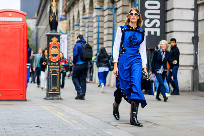 atmosphere details, black bag, black shoes, blue dress, cowboy boots, fashion week, frenchystyle, full length, FW, golden details, horizontal, jonathan paciullo, leather bag, leather shoes, LFW, LONDON, printed dress, SPRING SUMMER 2018, SS 18, street style, varnished leather shoes, veronika heilbrunner, white top