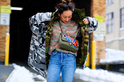 atmosphere details, AUTUMN WINTER 2017-2018, AW 17-18, blue denim, camo jacket, camouflage, chanel handbag, denim pants, detail, down jacket, embroidered bag, FALL WINTER 2017-2018, fashion week, frenchystyle, FW, FW 17-18, green bag, grey jacket, horizontal, jeans, jonathan paciullo, military jacket, multicolor sweater, NEW YORK, NYFW, oversize, printed jacket, street style, trousers, vêtements