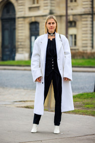 blond hair, black choker, pearl choker, white coat, black top, buttoned top, corset, black pants, white boots, fashion week, frenchystyle, FW, jonathan paciullo, street style, PARIS, PFW, SPRING SUMMER 2022, SS 22, full length, vertical, linda tol