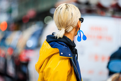 black sweater, earrings, hoodie, sunglasses, yellow jacket, street style, jonathan paciullo, FW, frenchystyle, fashion week, NYFW, NEW YORK, AUTUMN WINTER 2018-2019, AW 18-19, FALL WINTER 2018-2019, FW 18-19, atmosphere details, horizontal, detail, vanessa hong