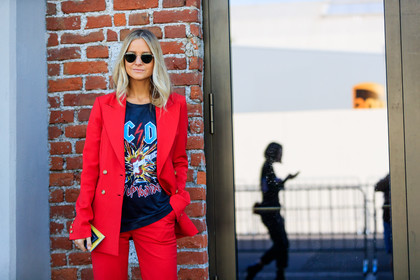 atmosphere details, black t shirt, blazer, detail, fashion week, frenchystyle, FW, graphic jacket, gucci, horizontal, jonathan paciullo, MFW, MILAN, printed jacket, printed t shirt, red jacket, red pants, SPRING SUMMER 2018, SS 18, street style, sunglasses, trousers