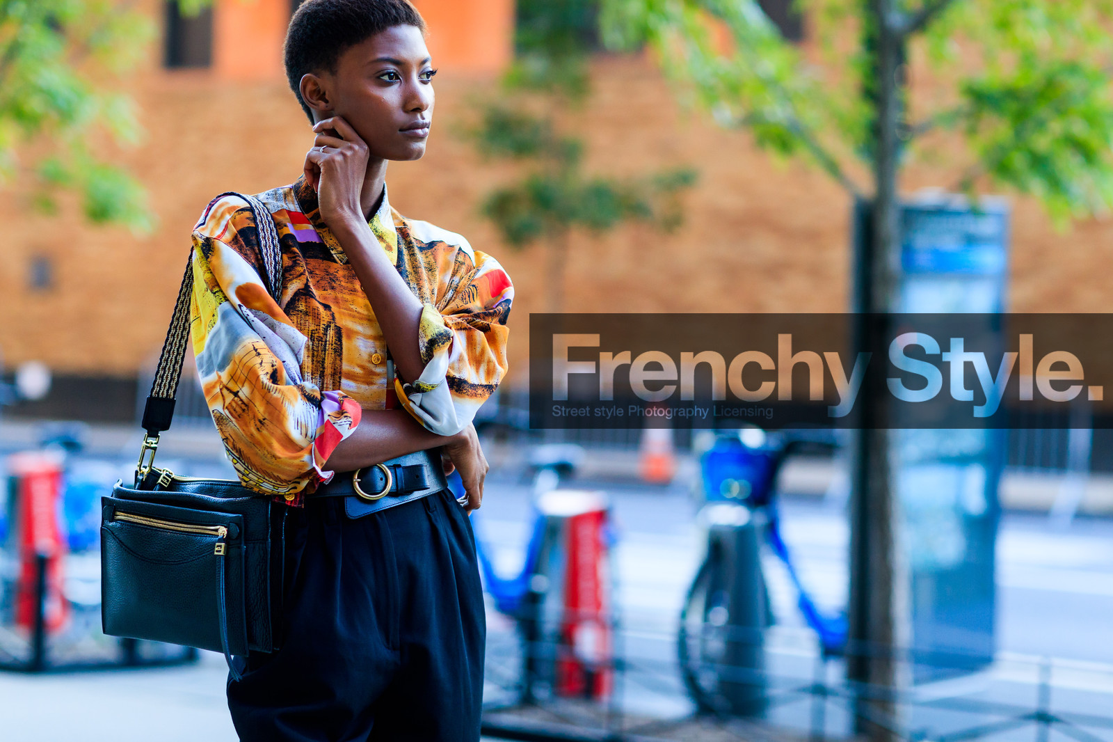atmosphere details, black bag, black belt, detail, fashion week, frenchystyle, FW, high waist, horizontal, jonathan paciullo, leather bag, leather belt, Mame Thiane Camara, model, multicolor shirt, NEW YORK, NYFW, printed shirt, SPRING SUMMER 2018, SS 18, street style, trousers
