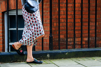 atmosphere details, black bag, black shoes, black slippers, detail, fashion week, frenchystyle, FW, graphic bag, grey sweater, gucci, horizontal, jonathan paciullo, leather bag, leather shoes, LFW, LONDON, m2malletier, printed shoes, printed skirt, SPRING SUMMER 2018, SS 18, street style, white skirt