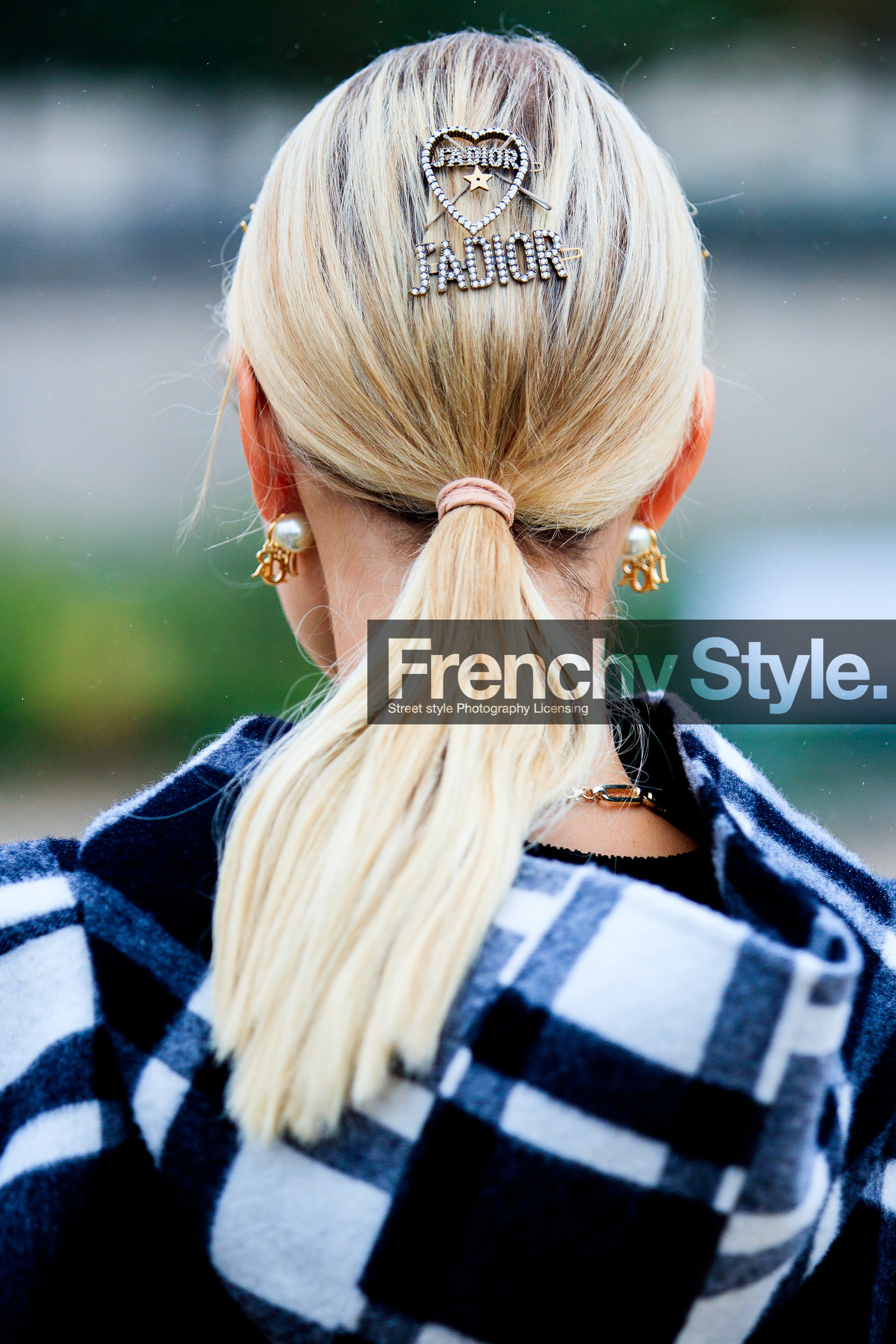 leonie hanne, dior hair clip, hair details, hair clip, golden hair clip, strassed hair clip, heart shape hair clip, back details, close up detail, dior earrings, pearl earrings, golden earrings, fashion week, frenchystyle, FW, jonathan paciullo, street style, PFW, PARIS, SPRING SUMMER 2021, SS 21, vertical, atmosphere details, detail
