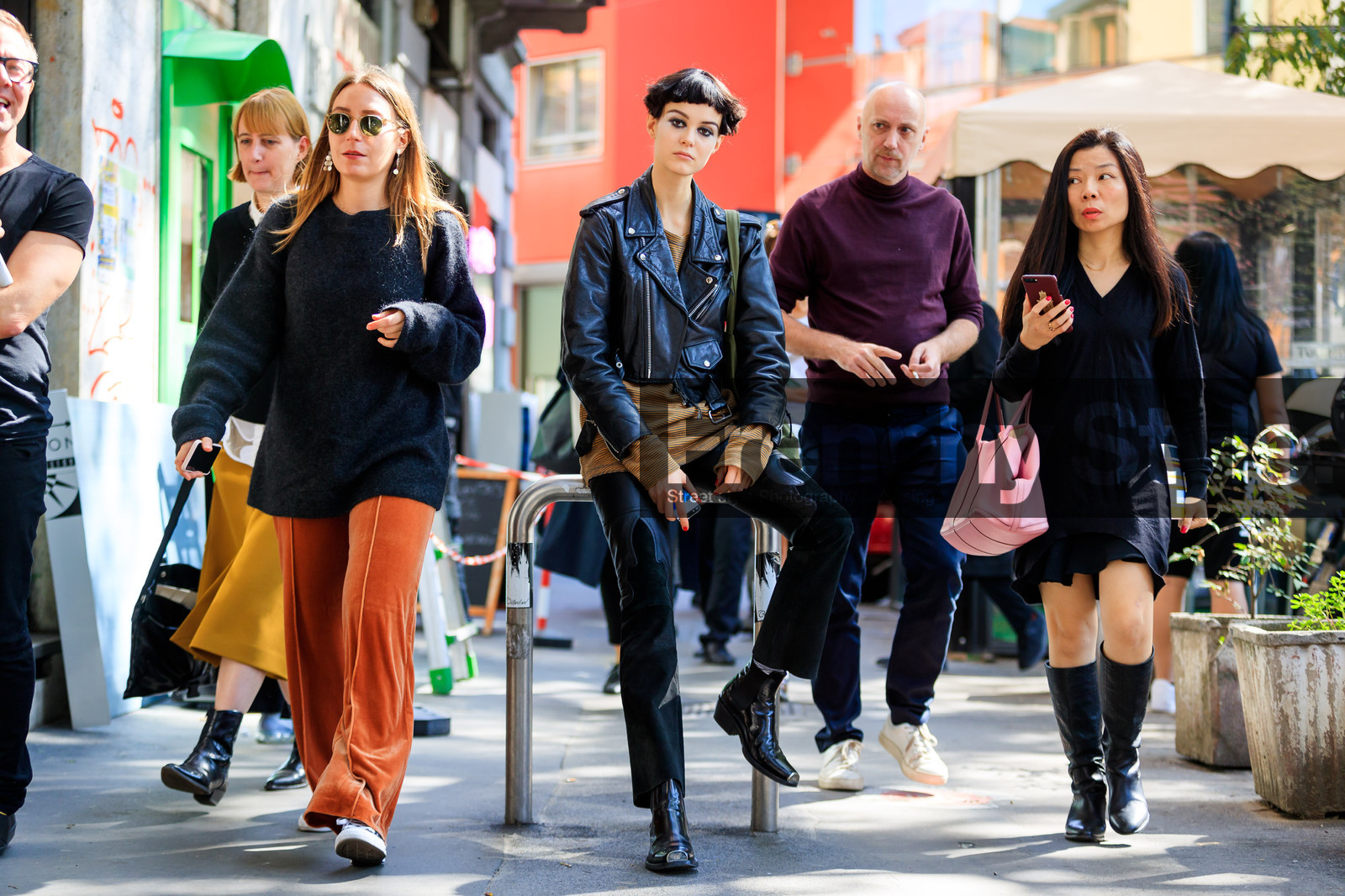 atmosphere details, black jacket, black pants, black shoes, brown sweater, eyeshadow, fashion week, frenchystyle, full length, FW, green bag, horizontal, jonathan paciullo, leather bag, leather jacket, leather perfecto, leather shoes, MFW, MILAN, model, short hair, SPRING SUMMER 2018, SS 18, street style, tote bag, trousers