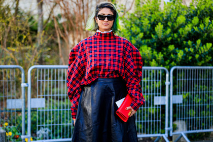 atmosphere details, AUTUMN WINTER 2017-2018, AW 17-18, black skirt, checked shirt, detail, FALL WINTER 2017-2018, fashion week, frenchystyle, FW, FW 17-18, graphic shirt, horizontal, jonathan paciullo, leather bag, leather skirt, PARIS, PFW, plaid, Preetma Singh, printed shirt, red bag, red shirt, street style, sunglasses, tartan