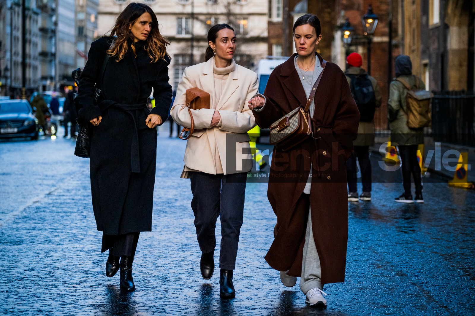 jo ellison, brown coat, brown leather bag, gucci bag, crossbody bag, monogrammed bag, light grey jacket, light grey pants, light grey pullover, jogging pants, new balance sneakers, white jacket, white pullover, turtleneck pullover, camel leather bag, animal skin bag, bottega veneta bag, grey jeans, black leather boots, black coat, belted coat, fashion week, frenchystyle, FW, jonathan paciullo, street style, LFW, LONDON, AUTUMN WINTER 2020-2021, FALL WINTER 2020-2021, FW 20-21, horizontal, atmosphere details, full length