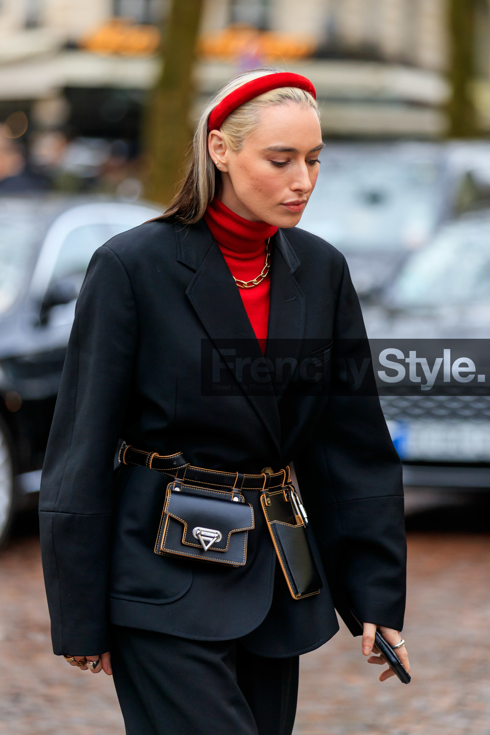 flora macdonald johnston, red headband, red pullover, turtleneck pullover, black jacket, black pants, black suits, black leather bag, black leather belt, belt bag, belted jacket, multi pocket bag, multi bag, velvet headband, fashion week, frenchystyle, FW, jonathan paciullo, street style, PFW, PARIS, AUTUMN WINTER 2020-2021, FALL WINTER 2020-2021, FW 20-21, vertical, atmosphere details, detail