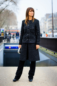 tweed skirt, midi skirt, black skirt, buttoned jacket, white clutch, tweed set, chanel, black jacket, tweed jacket, tweed coat, full black look, black trousers, black shoes, black boots, haute couture, fashion week, frenchystyle, FW, jonathan paciullo, street style, PARIS, PFW, SPRING SUMMER 2022, SS 22, full length, vertical, caroline de maigret