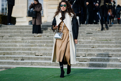 beige coat, black shoes, christian dior, high heels, leather bag, leather shoes, shiny bag, silver bag, sleeveless, sunglasses, trench coat, vêtements, white jacket, fashion week, frenchystyle, FW, jonathan paciullo, street style, PFW, PARIS, SPRING SUMMER 2017, SS 17, HAUTE COUTURE, atmosphere details, full length, horizontal