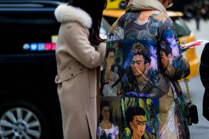 graphic jacket, green coat, leather bag, printed coat, printed jacket, street style, jonathan paciullo, FW, frenchystyle, fashion week, NYFW, NEW YORK, AUTUMN WINTER 2018-2019, AW 18-19, FALL WINTER 2018-2019, FW 18-19, atmosphere details, horizontal, detail