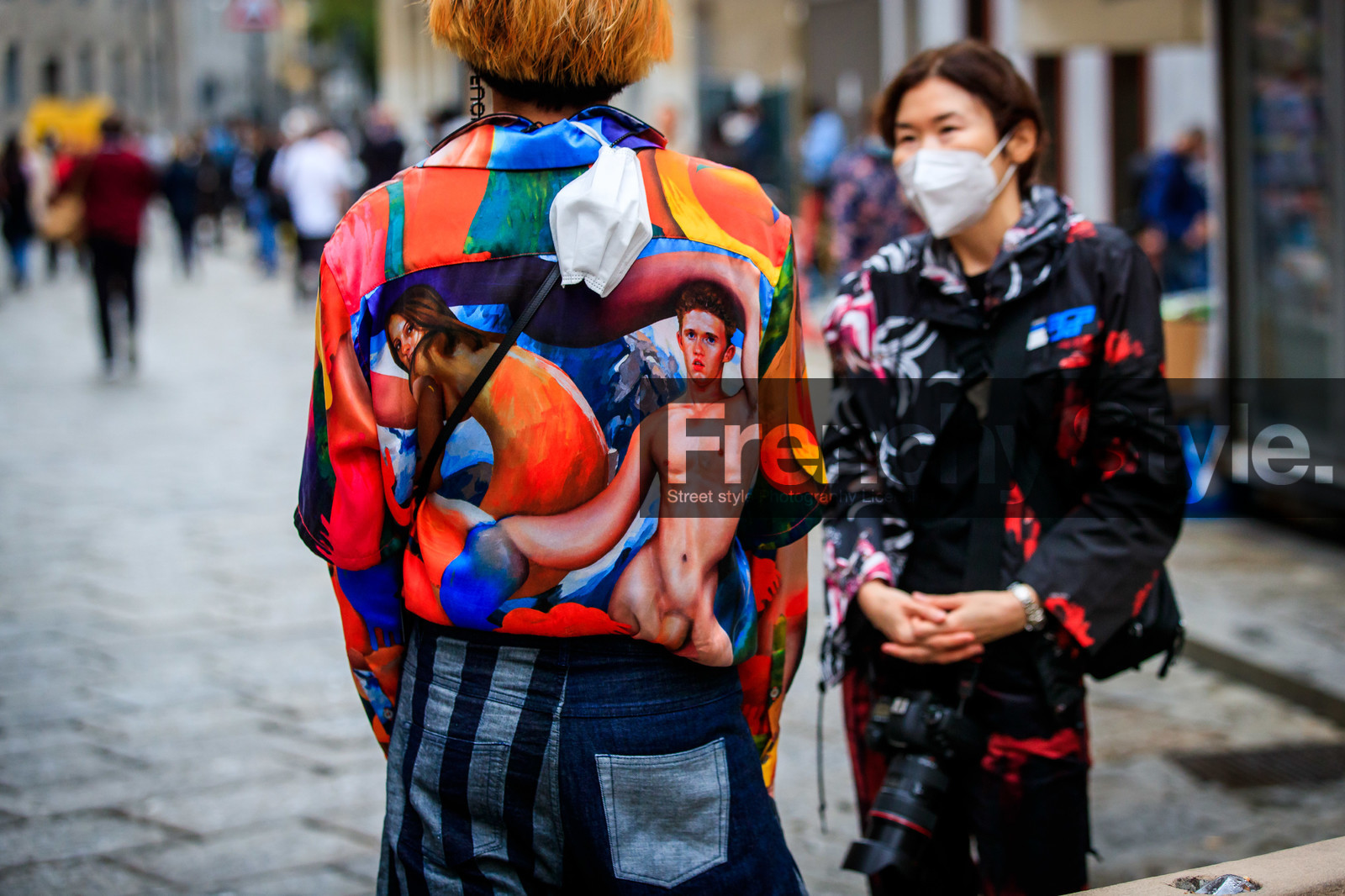back details, close up detail, printed shirt, multicolor shirt, red shirt, orange shirt, face printed shirt, striped jeans, dark blue jeans, covid face mask, street style, jonathan paciullo, FW, frenchystyle, fashion week, MFW, MILAN, SPRING SUMMER 2021, SS 21, horizontal, atmosphere details, detail