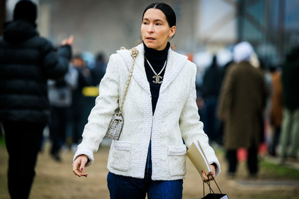 chanel, chanel necklace, logo necklace, pearl necklace, tweed jacket, white jacket, crossbody ba, chanel bag, mini bag, black turtle neck, classic jeans, chained bag, fashion week, frenchystyle, FW, jonathan paciullo, street style, PARIS, PFW, SPRING SUMMER 2022, SS 22, atmosphere details, detail, horizontal, clara cornet
